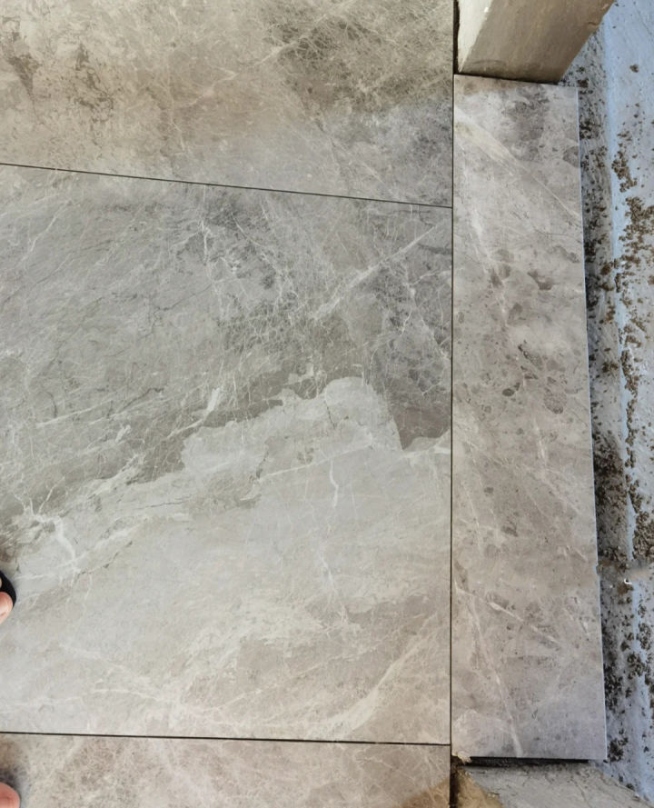 卫生间地面比马桶高了2公分,卫生间铺完砖比客厅高正常吗