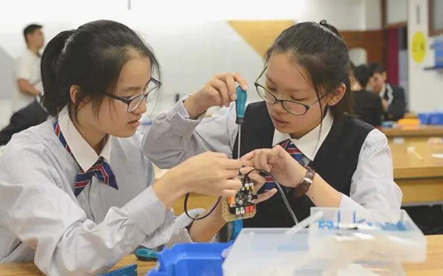 孩子中考成绩差想上高中怎么办呢,中考只考了300分怎么办