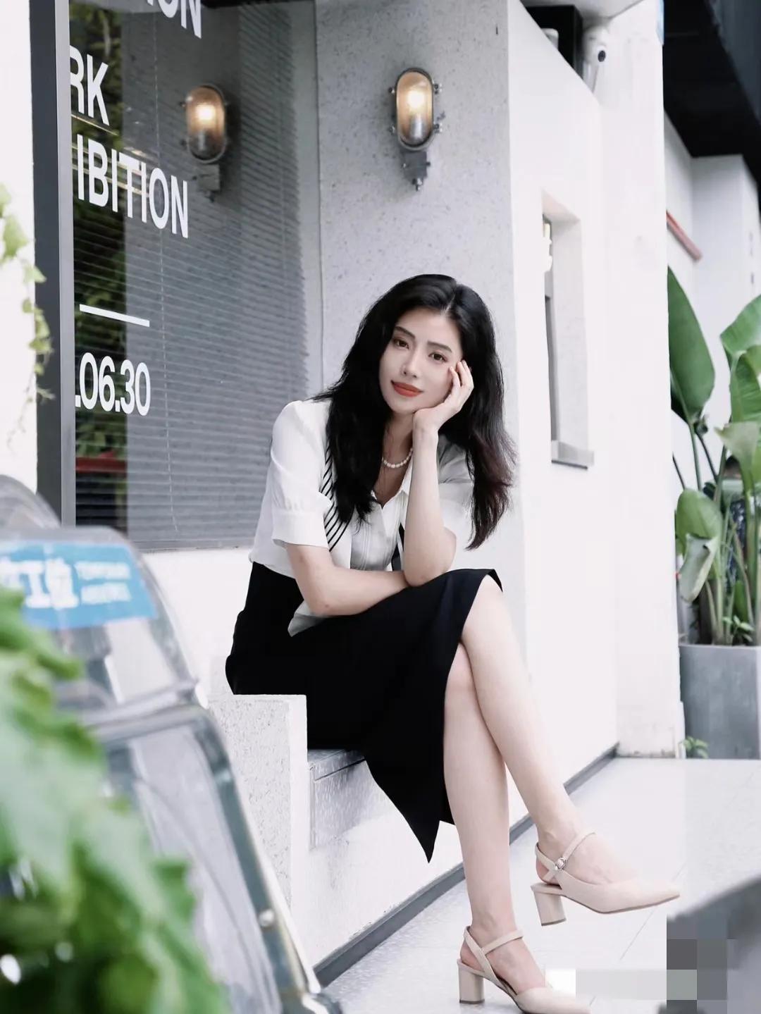 衬衫半裙如何搭配优雅时髦,穿白衬衣配半裙优雅大气又温柔