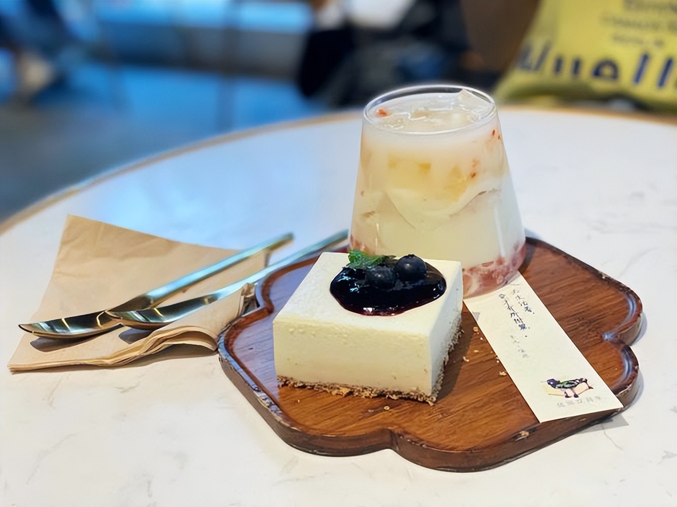 肚子饿吃苹果会伤胃吗为什么呢,每天晚上睡觉前吃苹果会不会伤胃