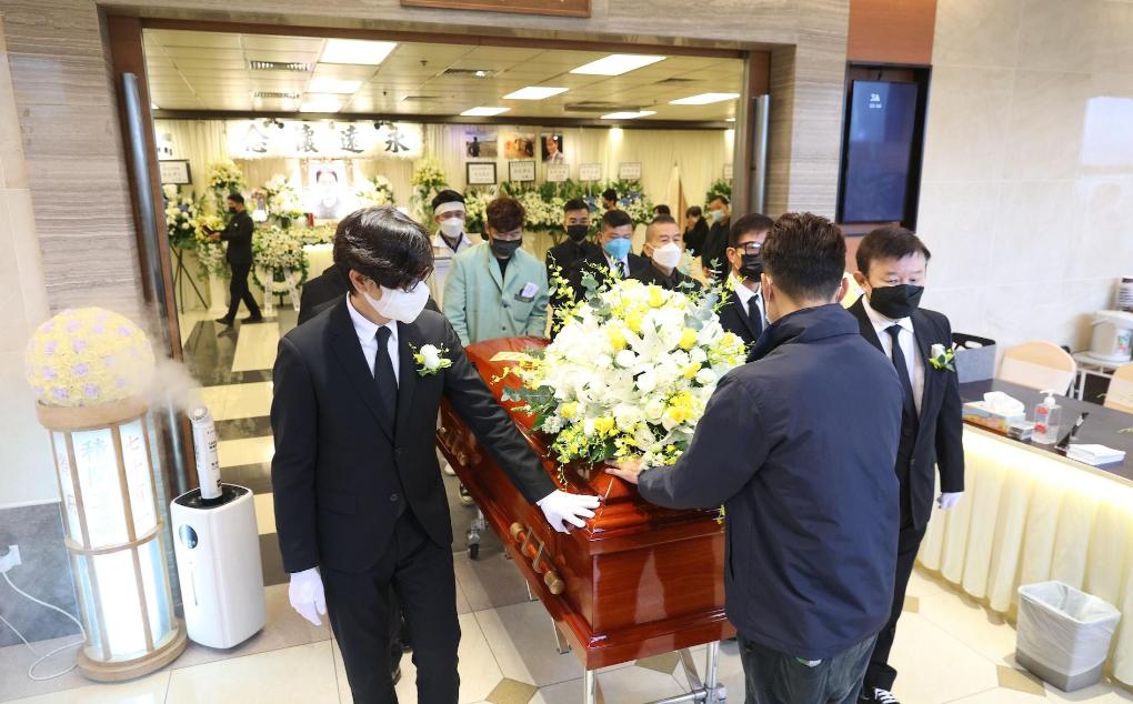 2天10个瓜，离婚、名导移民、恋情曝光、双双出轨…个个都是大瓜