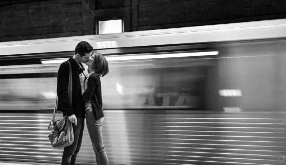 热吻激情指南：亲吻必备姿势大揭秘！