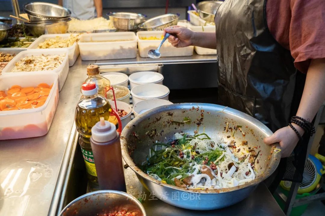 红河州有个“凉菜西施”，4㎡的小摊火了15年，一个月能卖10吨菜