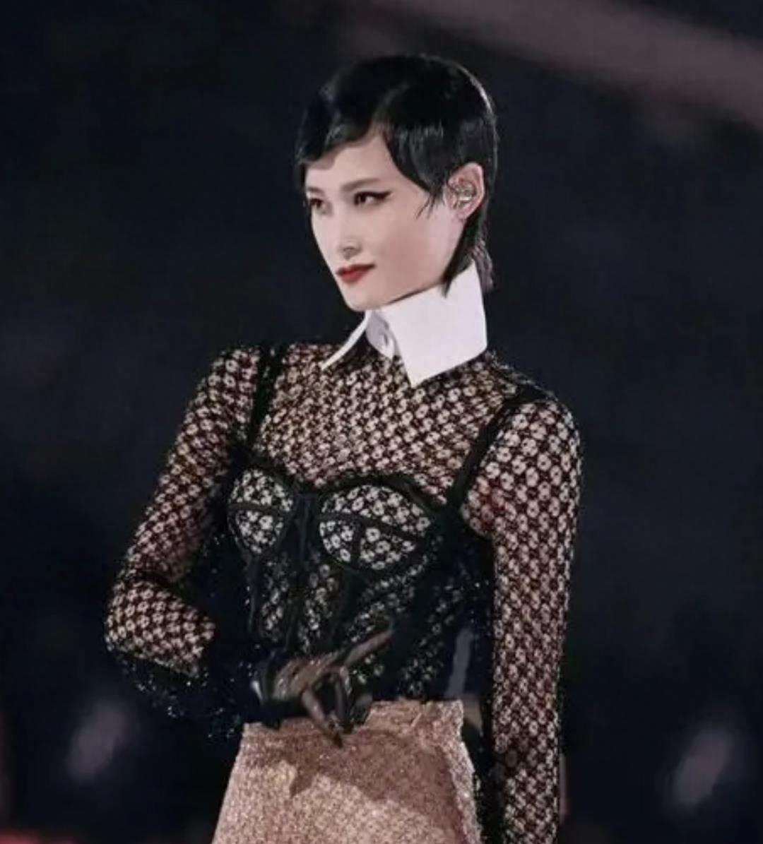 “李宇春炫酷新形象，网友惊叹‘非凡之美’！”