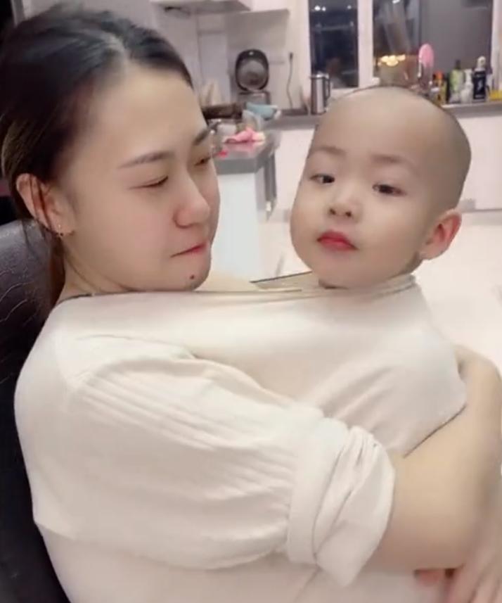 笑喷！吉林一宝宝总往妈妈衣服里钻，爸爸出奇招做一件带锁铁马甲