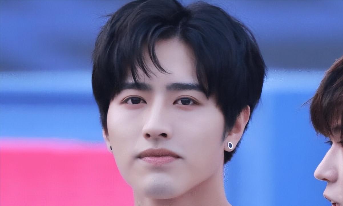 明明很帅自己却觉得很丑,明明很帅却打扮很丑