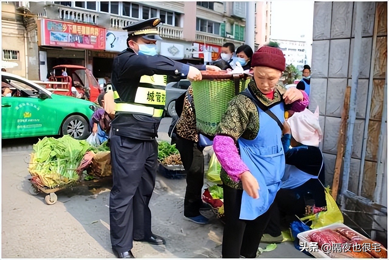 城管又玩火？摊贩沉默后突然爆发，满车货物遭路人哄抢，不要脸！