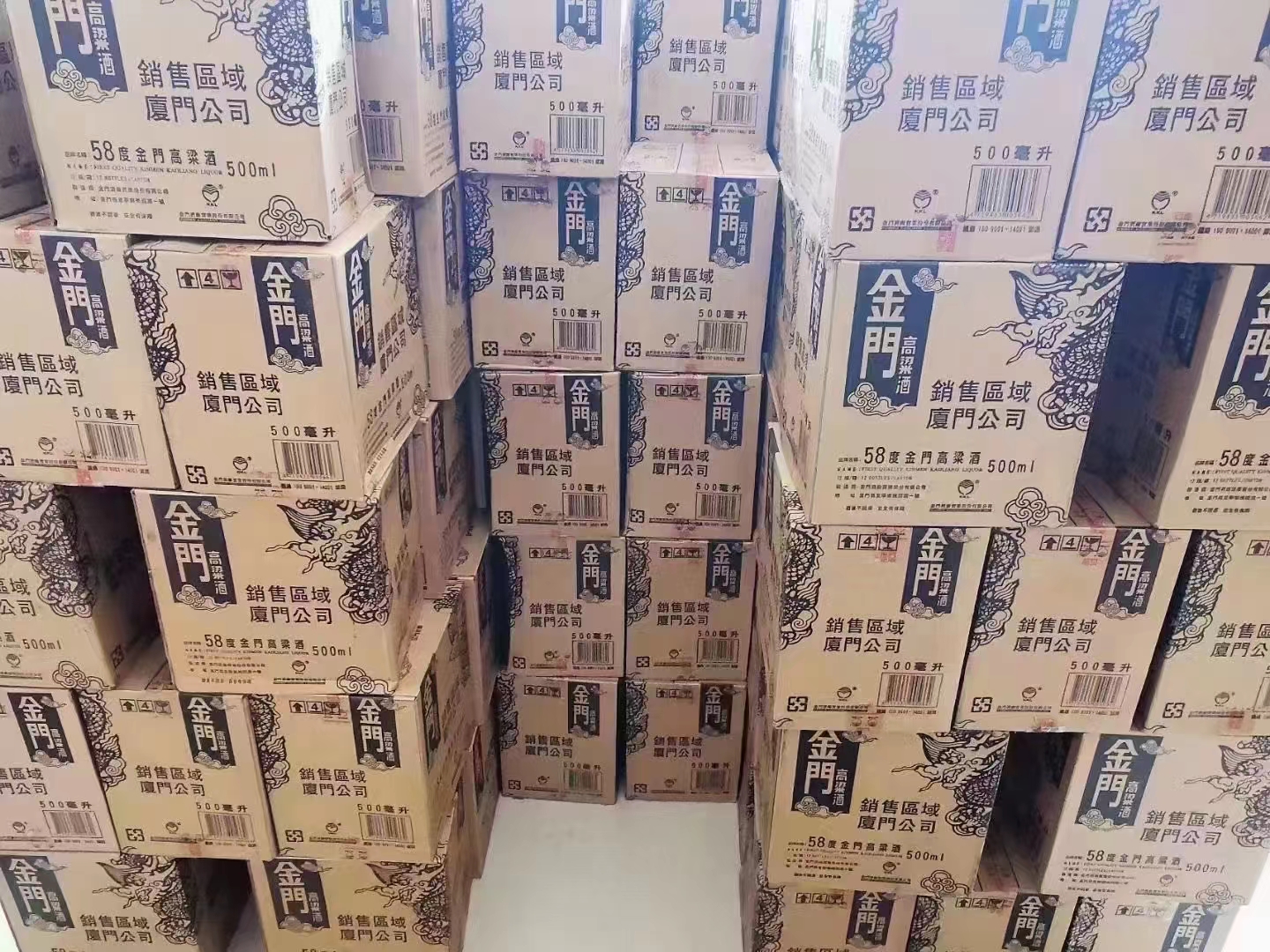 金门高粱酒白坛和白金龙哪个好,喝过都说好的100左右浓香纯粮酒