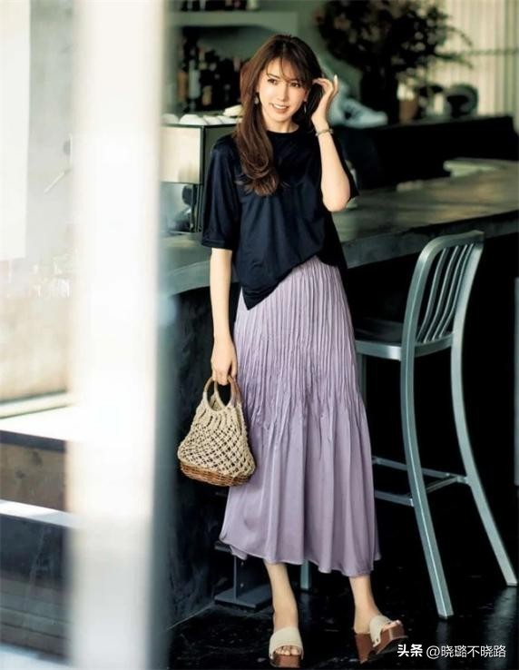 白t恤和百褶裙永远都是完美搭配,百搭t恤百褶裙推荐