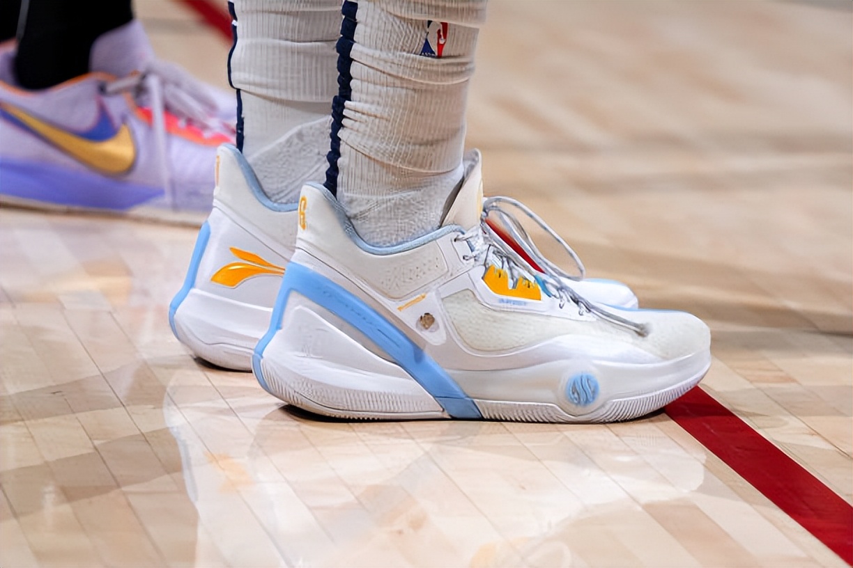 NBA球员上脚：欧文穿天价Kyrie4，中国球鞋太帅了