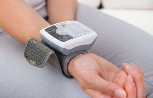 水银血压计测左臂还是右臂,水银血压计正确是量左臂还是右臂