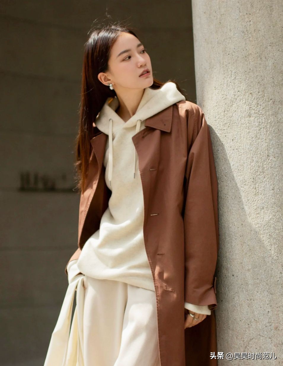 卫衣搭配外套的穿搭春款,矮个子初春风衣卫衣搭配