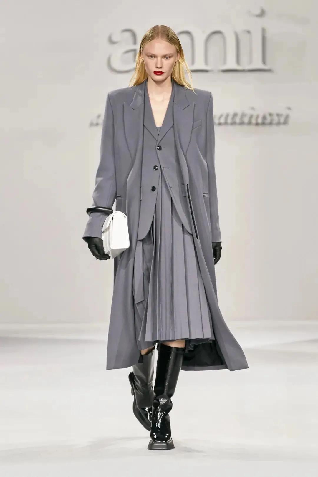 百褶裙怎样搭配最漂亮,百褶裙怎样搭配减龄又好看