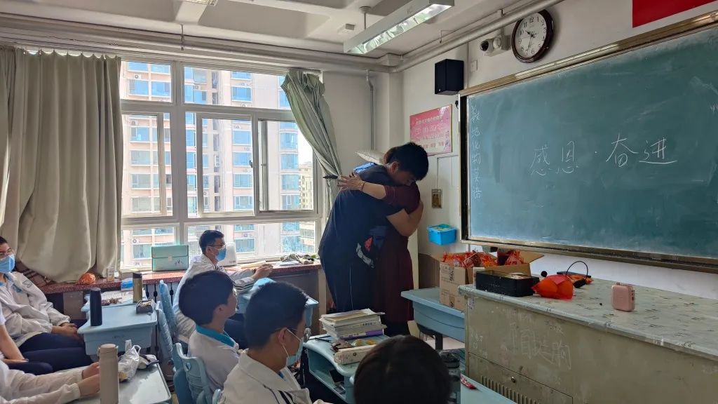 刚刚，青岛5万多勇士霸气走进战场！少年，此去何求？夺盛名、拔头筹、争魁首、独占鳌头！