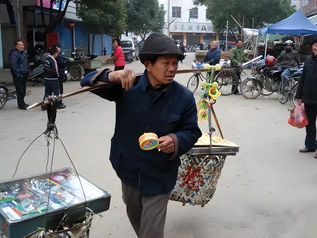 赚点蝇头小利，60年代卖货郎手摇拨浪鼓走街串巷，遇大雨天睡牛屋