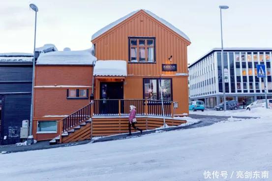 你会选择市区的房还是郊区的房,什么样的房子属于临街的房子