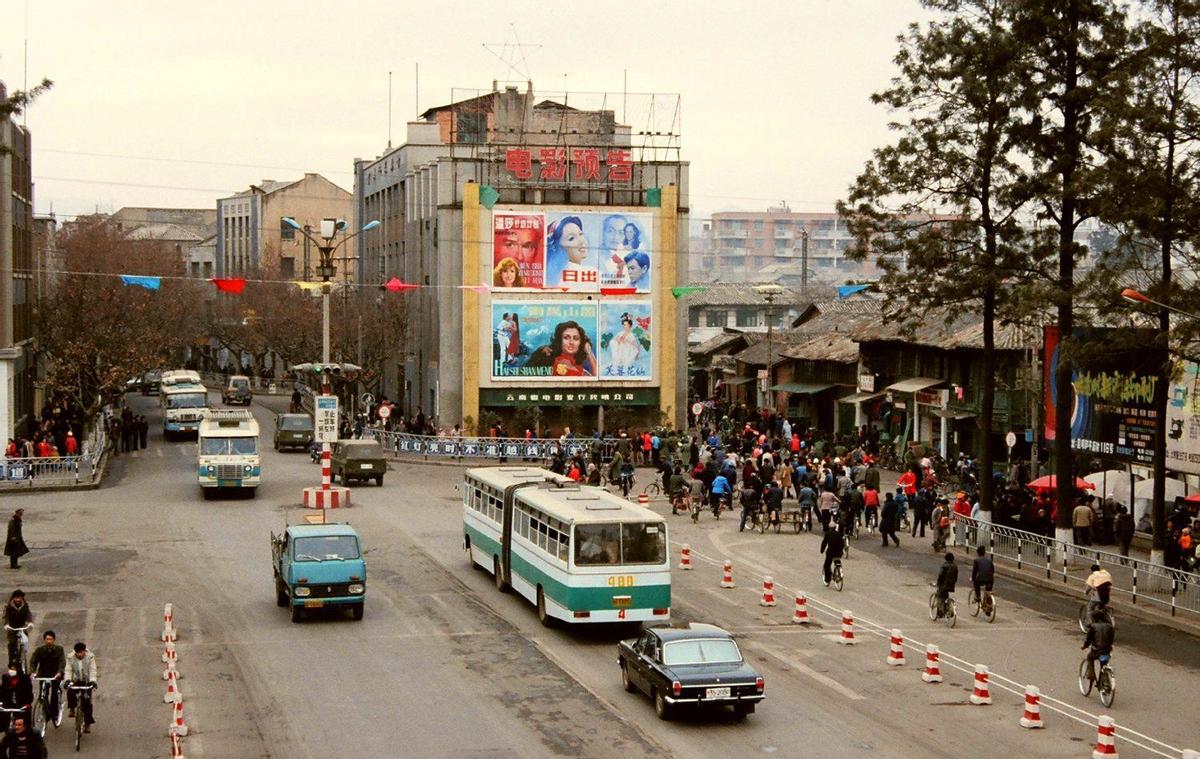 高清老照片:旗人格格大腿岔开豪放洗衣,地主三妻四妾不输女明星