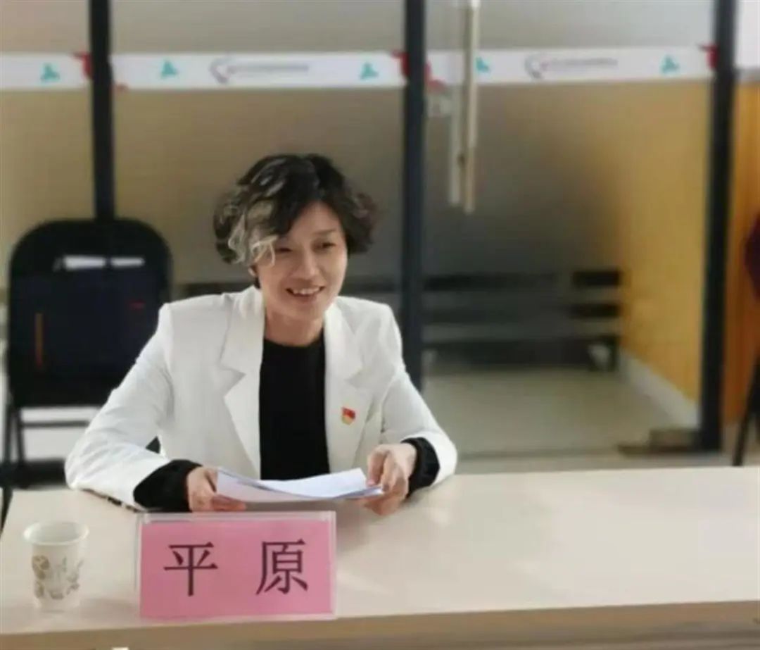 女副区长因一撮白发走红,女副区长白发引热议