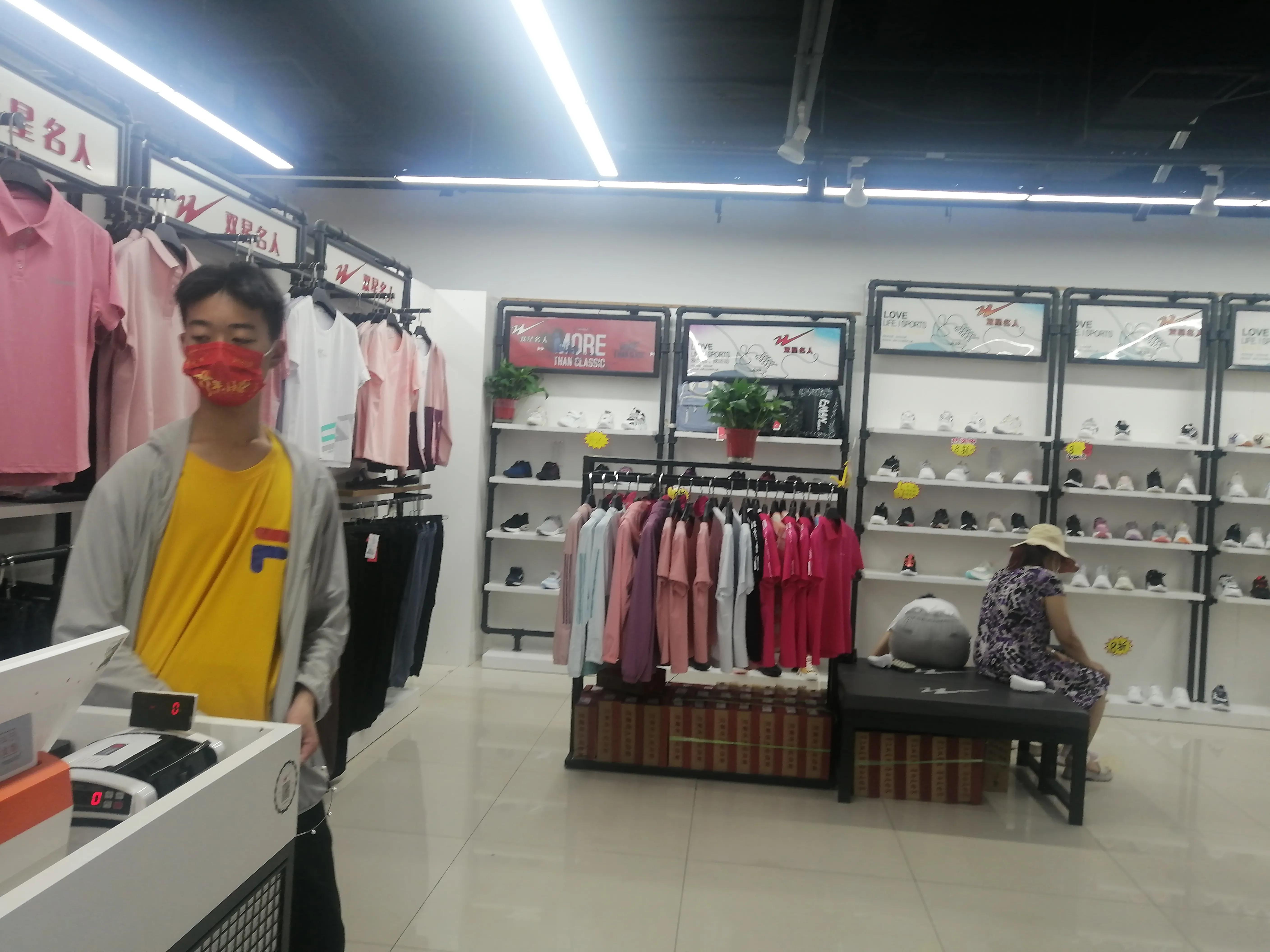 带着二宝去购物,带小宝去买婴儿衣服