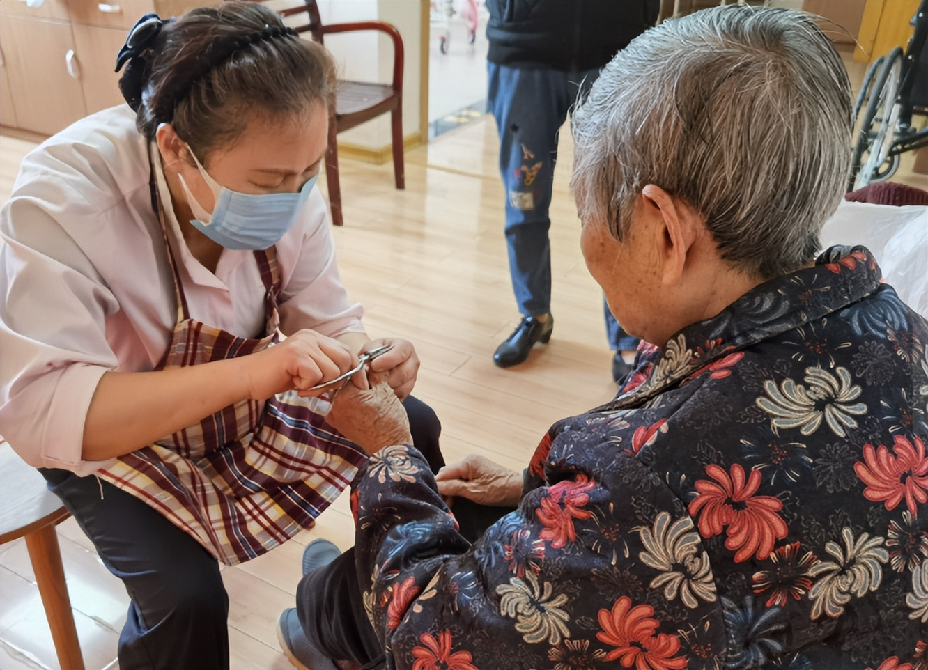 女人免费给老人做保姆,陕南女孩免费帮老人