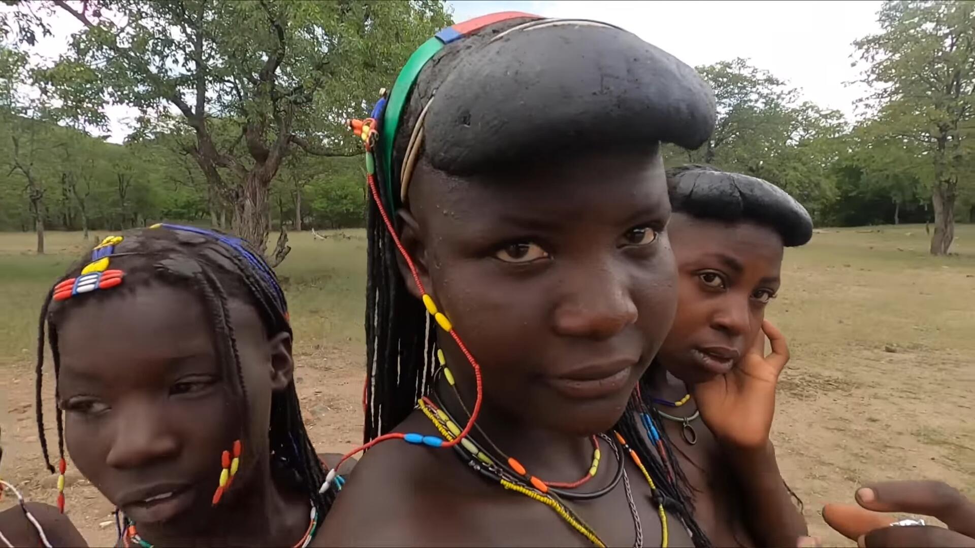 非洲神奇的部落，用牛粪做发型，偶遇不穿衣服的女孩