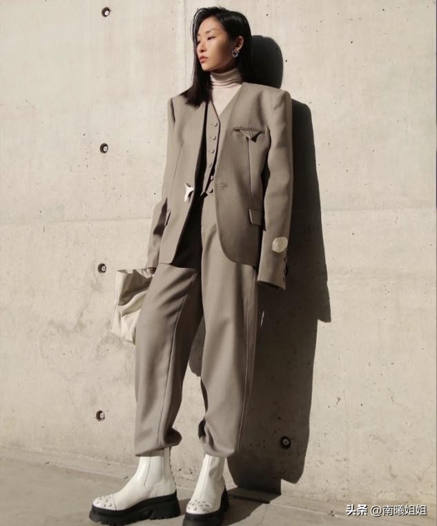 杨幂穿的鞋子马丁靴,杨幂同款鞋子厚底小白鞋