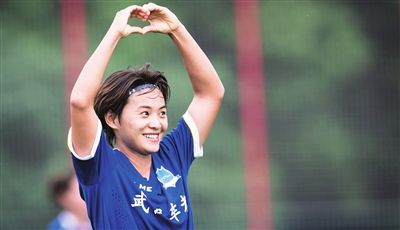 足球运动员王霜,王霜被谁养大的