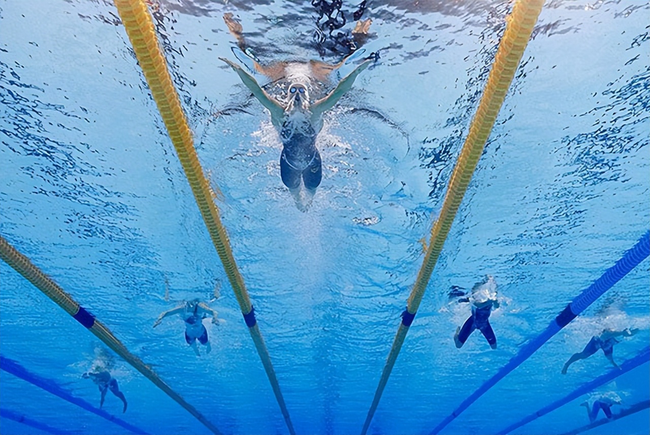 女运动员赛场上痛苦哭,女运动员痛苦哭