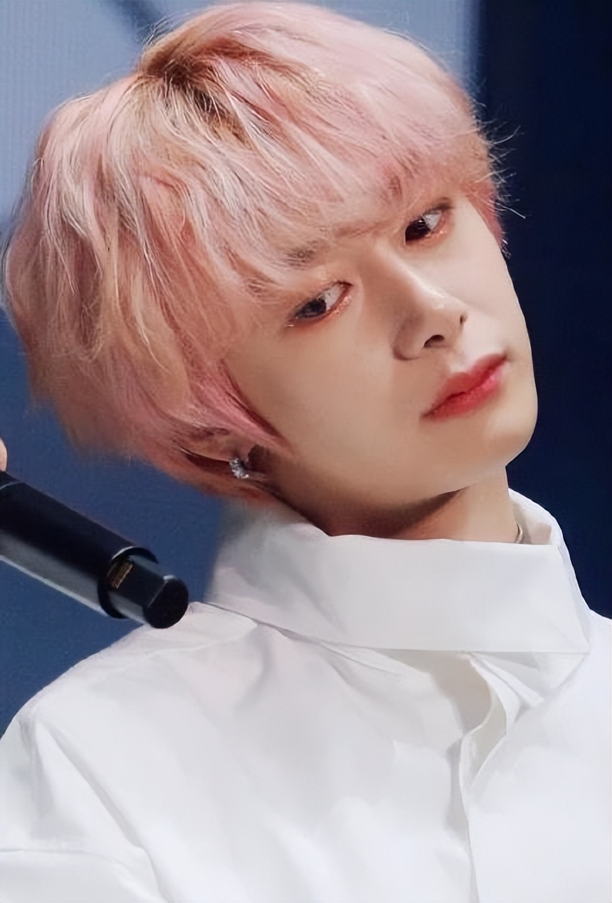 靠韩团门面出道却不火，后凭借表情包出圈，却被扒可疑物品惹争议