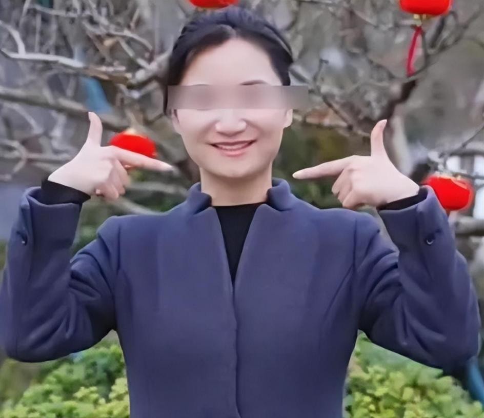 长沙霸姐唐沙沙，被扒得“*裤底**”都不剩，如今被众人唾弃不敢出门