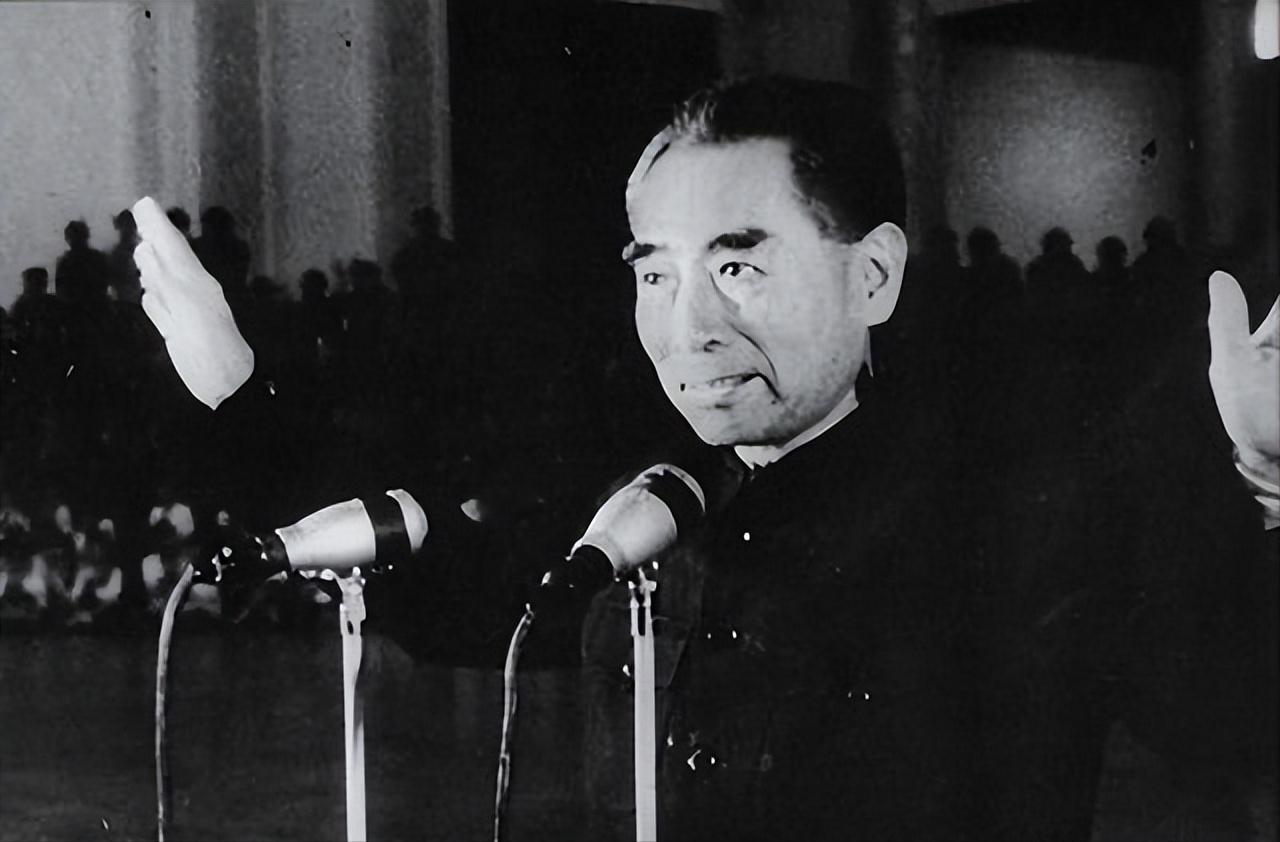 与周总理假扮“革命夫妻”，1976年得知总理去世，她哭晕在大堂