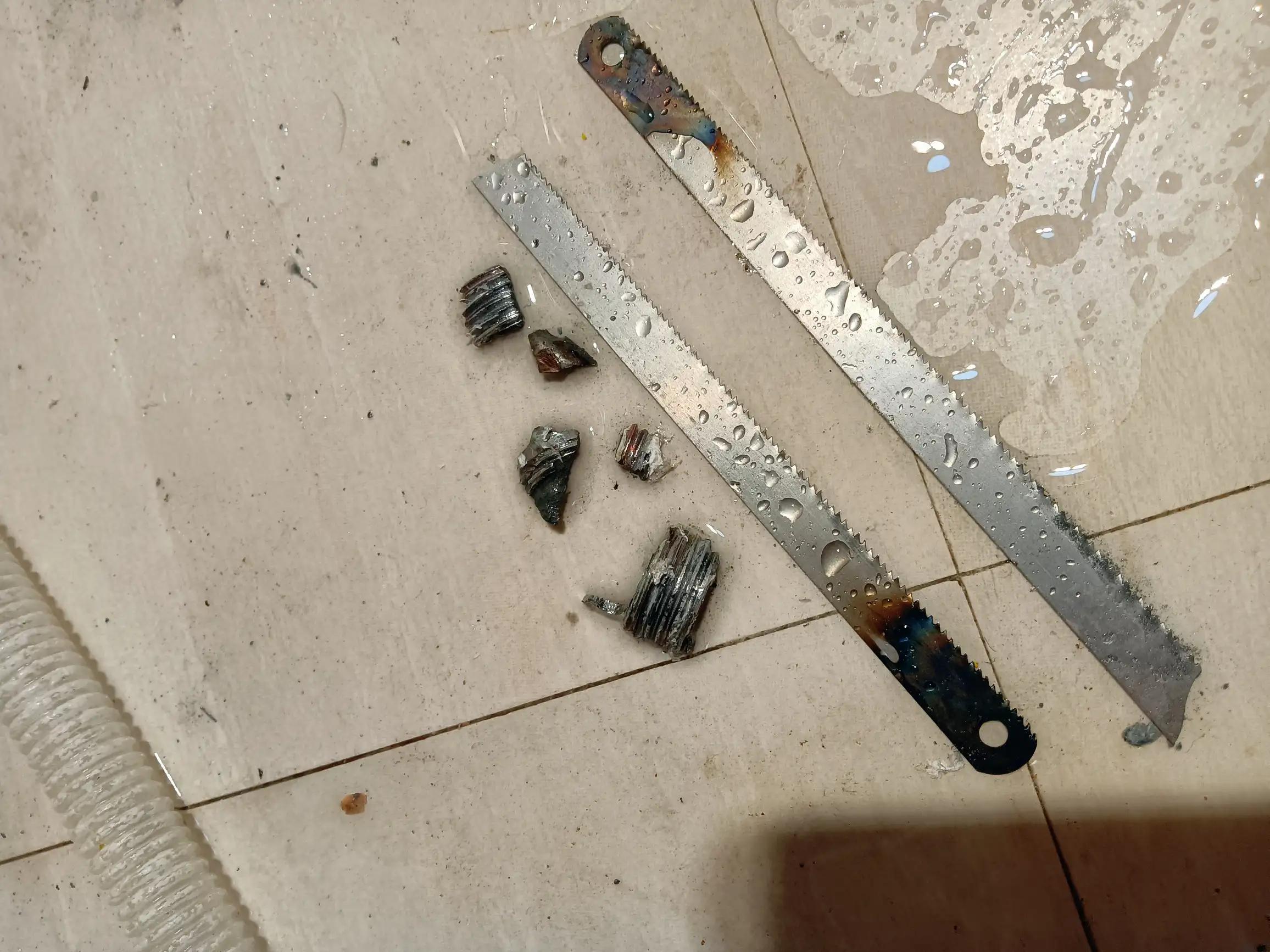 水龙头丝孔断在里面怎么卸,水龙头丝口断了有什么办法取出