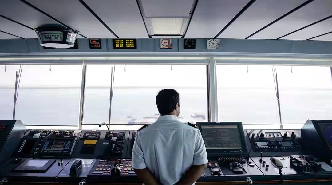 欺人太甚！船到南非，船员的好心行为遭遇女人无故找事，做人太难