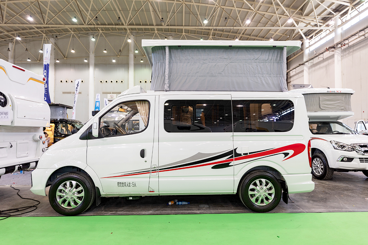 升顶b型房车可睡六人,升顶4座旅居车