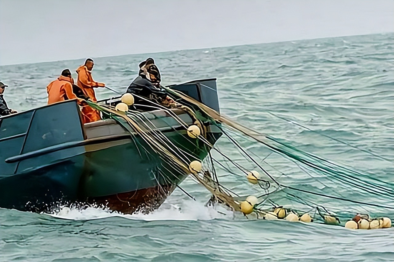 东海渔民发现空无一人的游轮,18年一渔民在东海发现豪华游轮