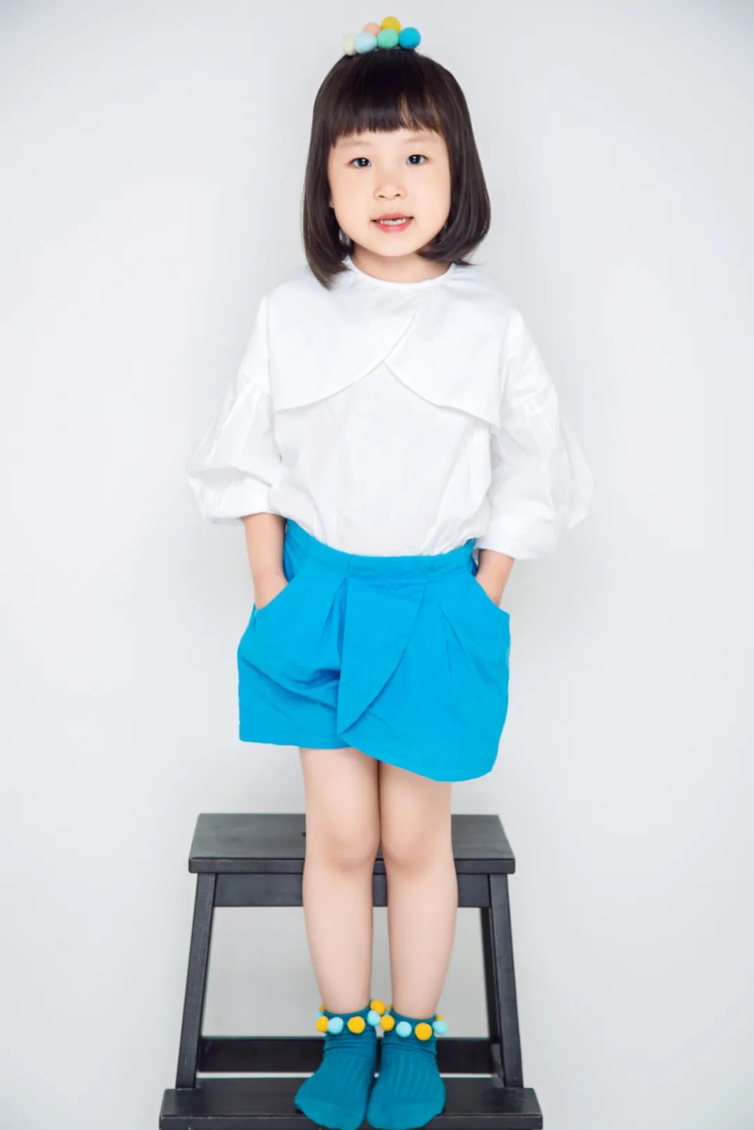 李奇妙5岁出道歌坛，首支单曲《奇妙的四季》可爱至极