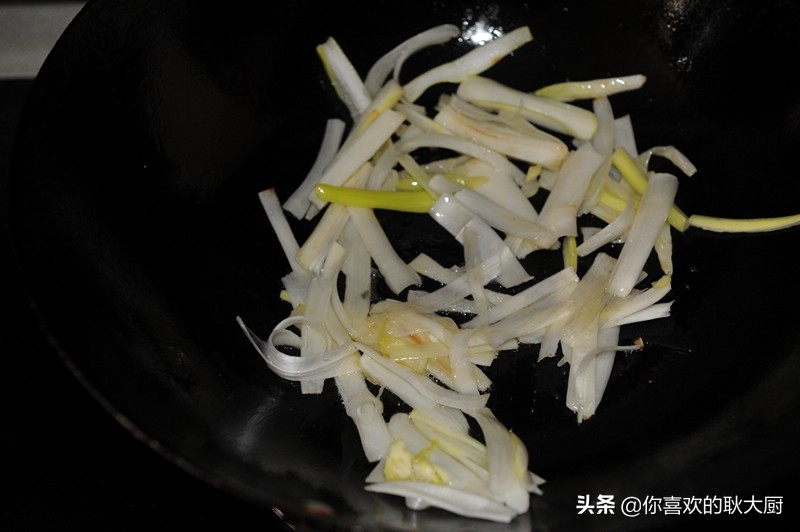 鲁菜正宗京葱爆海参做法,鲁菜大师高炳义制作葱烧海参视频