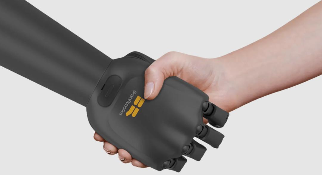 一个疯狂博士在背后安装了机械手,一位疯狂的博士用科技改变了世界