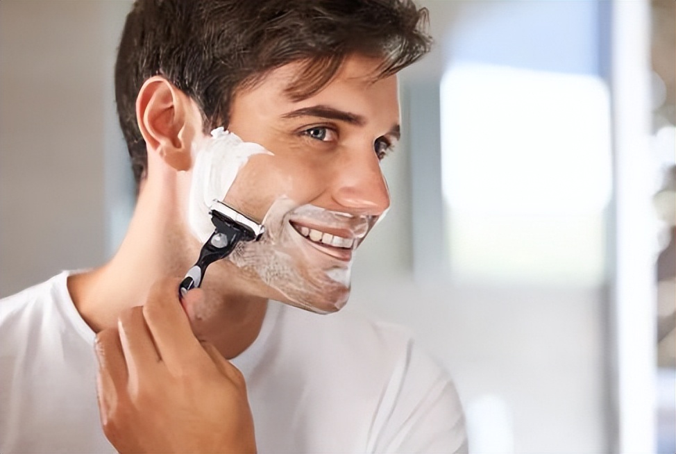 早上刚刮的胡子晚上又有,早上刚刮胡子到晚上就长出来了