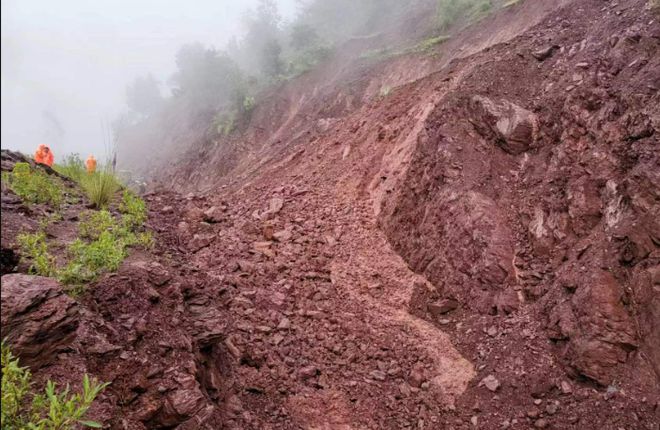 山西老农砍柴发现藏金洞,山西老汉发现山洞洞里藏金砖