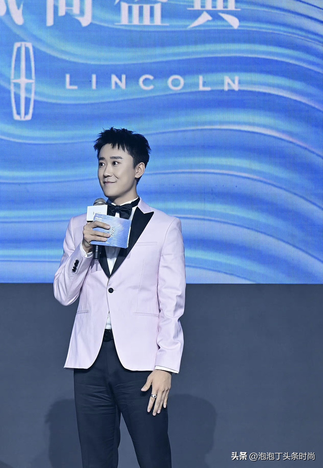 这是几个情况？身高1米82Ta，把男女明星秒变“小矮人”怎么看？