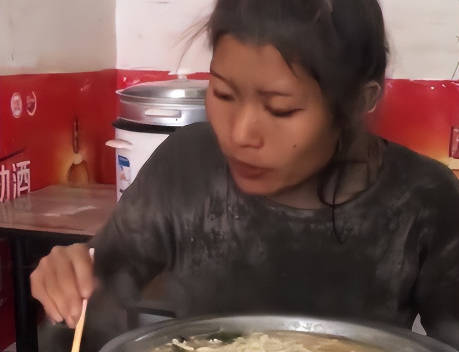 靠卖惨走红的水泥西施现状,水泥西施真实身份揭穿