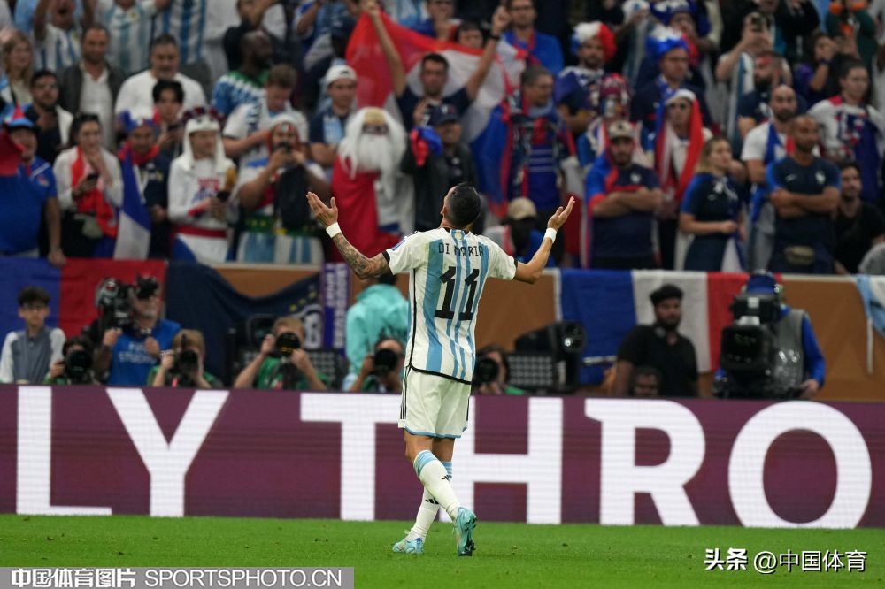 卡塔尔世界杯阿根廷捧起大力神杯,卡塔尔世界杯阿根廷大力神杯