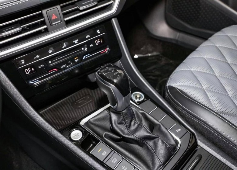 标致408和速腾哪个底盘质感好,全新速腾跟全新408