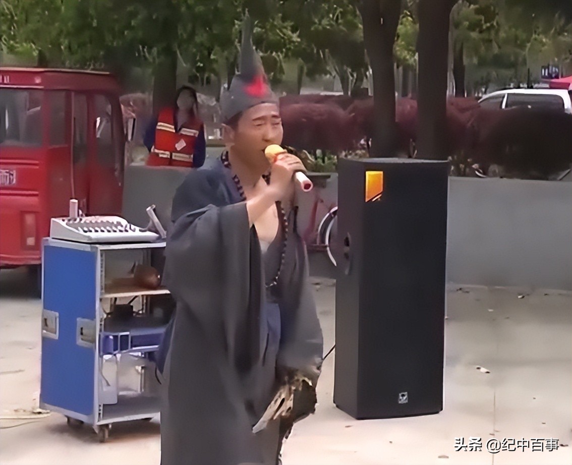 男子街头乞讨赚1000万,男子街头手擦烧红铁链卖药