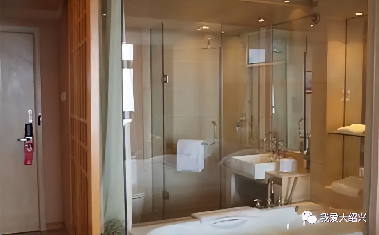 浙江一酒店浴室全透明遭投诉,一洗浴中心女浴疑遭偷拍