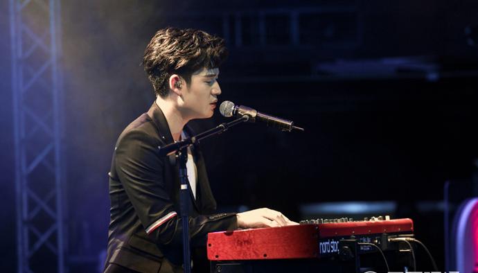 唱高音喉咙怎么不上提,高音老是扯嗓子怎么办唱不出来