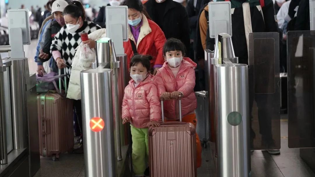 带小神兽去坐空中游览车,带神兽出行
