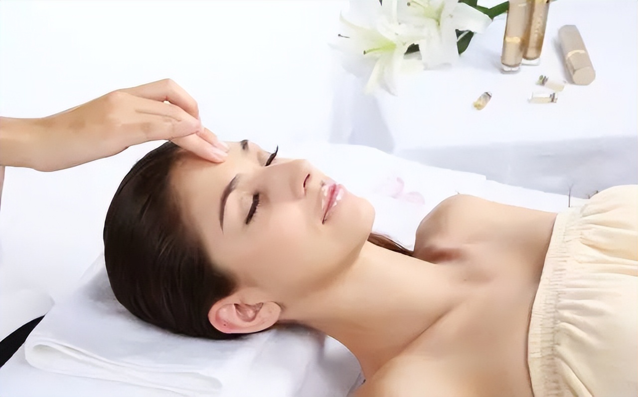 眼窝深邃和眼窝凹陷的区别,为什么眼窝凹陷眉骨颧骨都凸起