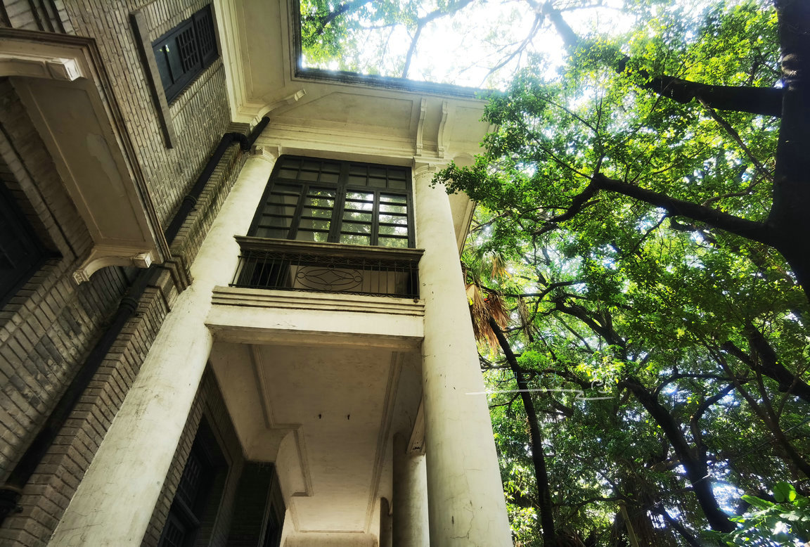他被称为“沙面建筑之父”，旧居在养老院旁，曾被称“广州白宫”